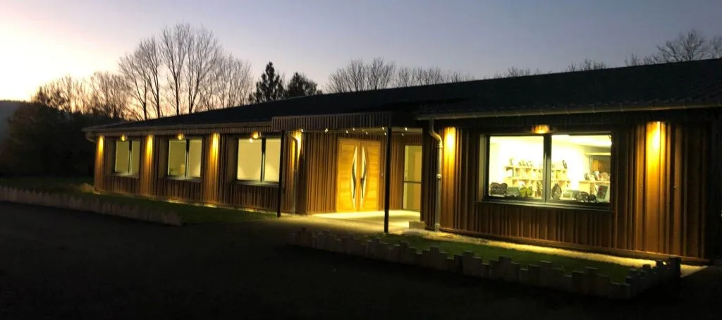 Façade de la chambre funéraire moderne en bois illuminée au crépuscule