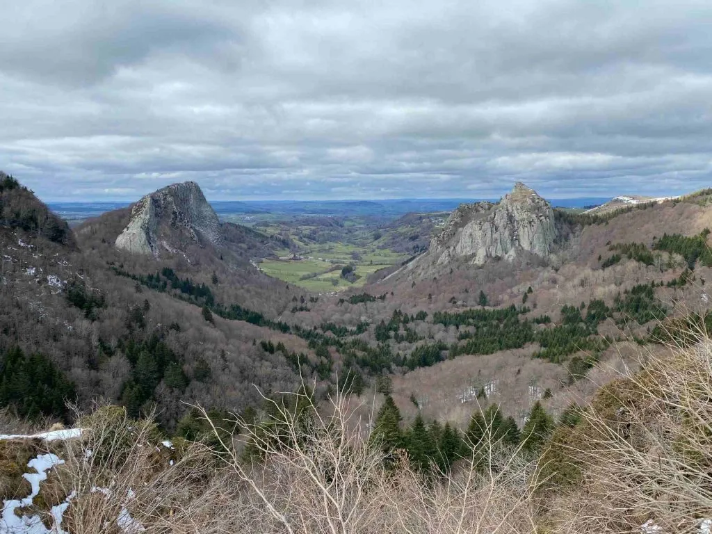 Panorama sur les montagnes et vallées verdoyantes environnantes