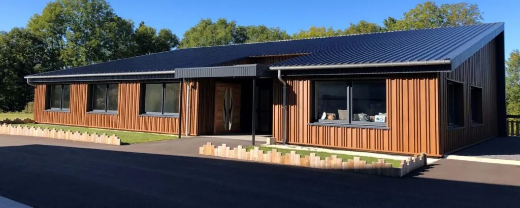 Bâtiment moderne en bardage bois abritant le funérarium et l'agence de pompes funèbres