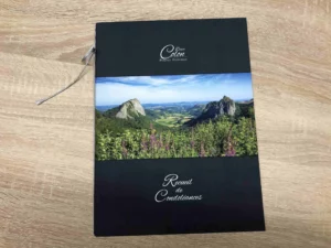 Livre d'or et recueil de condoléances personnalisé posé sur une table en bois d'agence funéraire