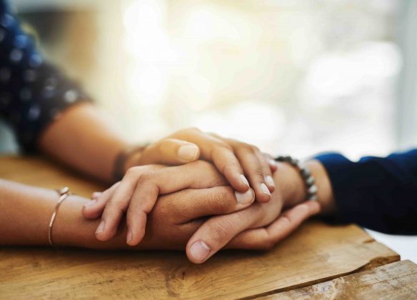 mains prise l'un dans l'autre pour soutenir